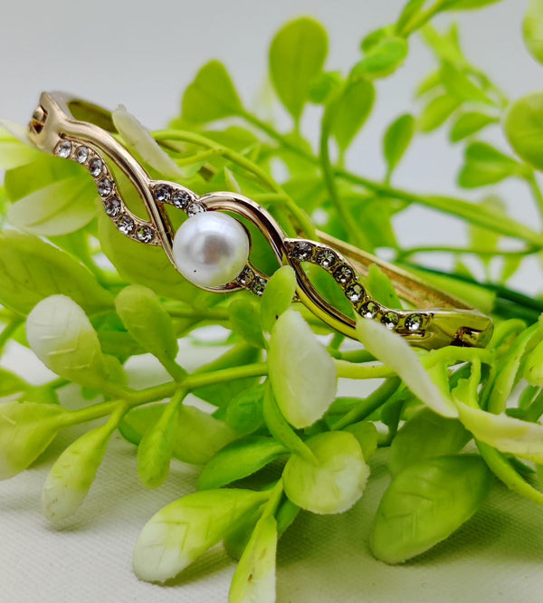 Graceful Adjustable Bracelet With Dazzling